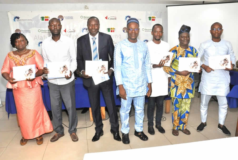 Vue partielle de photo de famille du DG de l'APSFD-Bénin avec la première promotion des lauréats des cours à distance en microfinance sur les bonnes pratiques de coordination et de gestion des IMF
