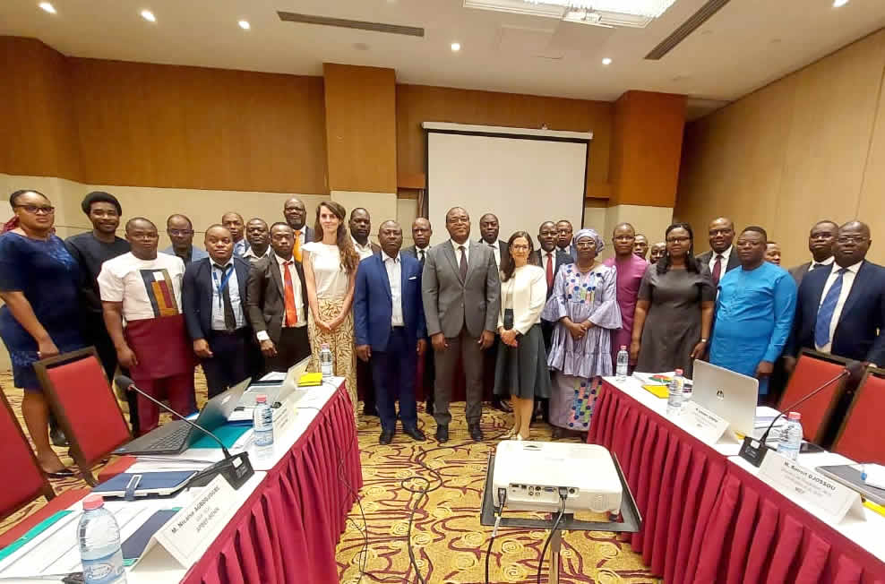 Photo de famille de l'atelier de la bceao sur la fiscalité des services financiers numériques dans l'espace uemoa
