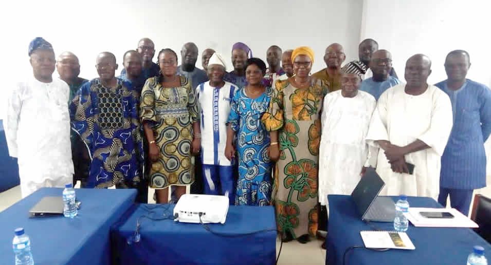 Photo de famille des Administrateurs de Sfd au terme de l'atelier de validation de la charte de gouvernance du secteur de la microfinance